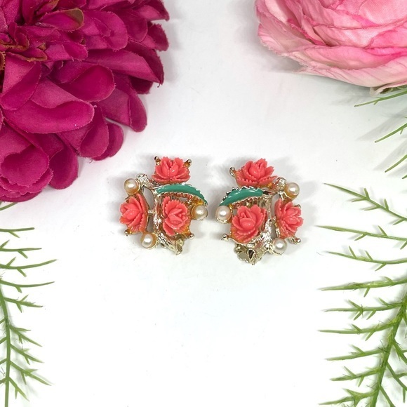 Vintage Jewelry - VINTAGE⚜️Carved Flower & Pearl Cluster Clip Earrings